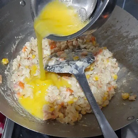 Tunggu uap panasnya hilang kemudian masukkan telur kocok, aduk rata.