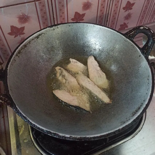 Cuci bersih ikan pindang, kemudian goreng hingga matang.