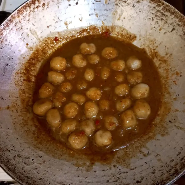 Masukkan bakso aci pada wajan, masak hingga bumbu menyerap.