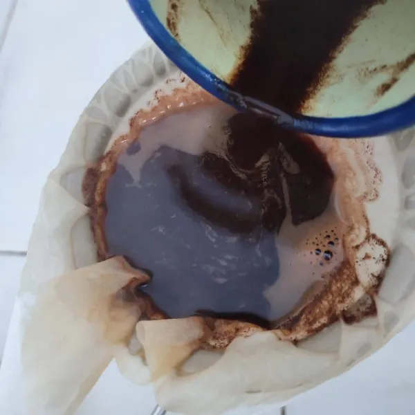 Kemudian saring dan buang ampasnya. Biarkan dingin.