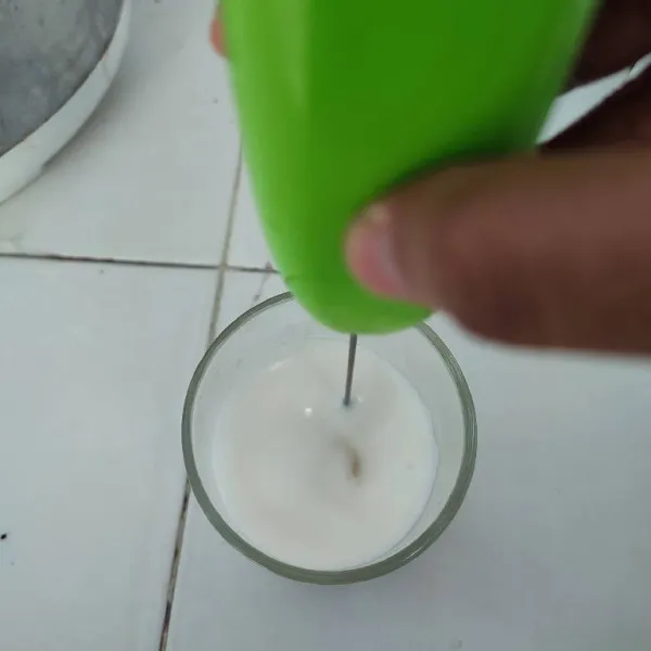 Aduk menggunakan milk frother hingga berbusa.