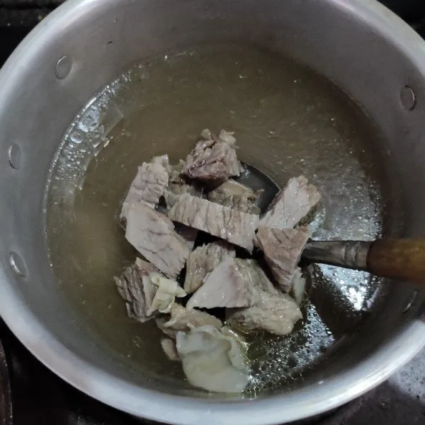Bersihkan daging, potong dadu lalu rebus hingga empuk.