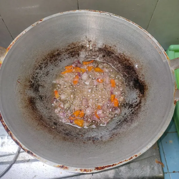Goreng cabai dan bawang merah dengan minyak panas hingga matang.