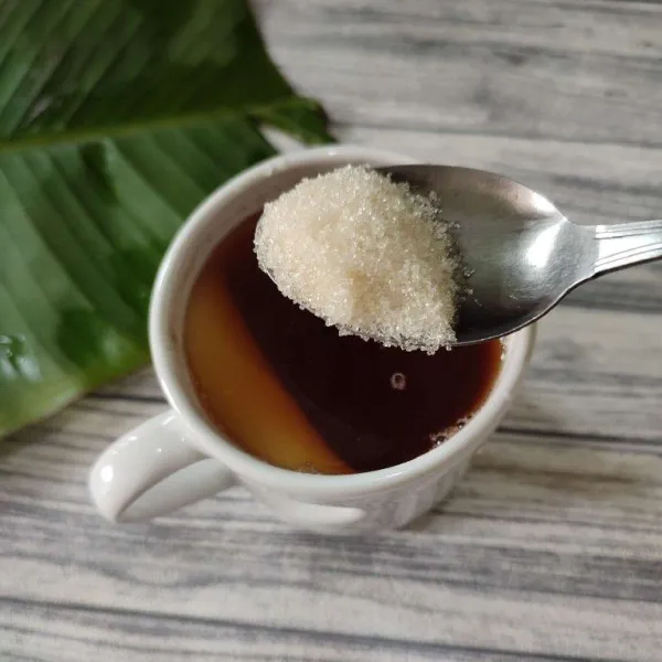 Salin teh ke dalam gelas saji, beri gula pasir, aduk hingga gula larut.