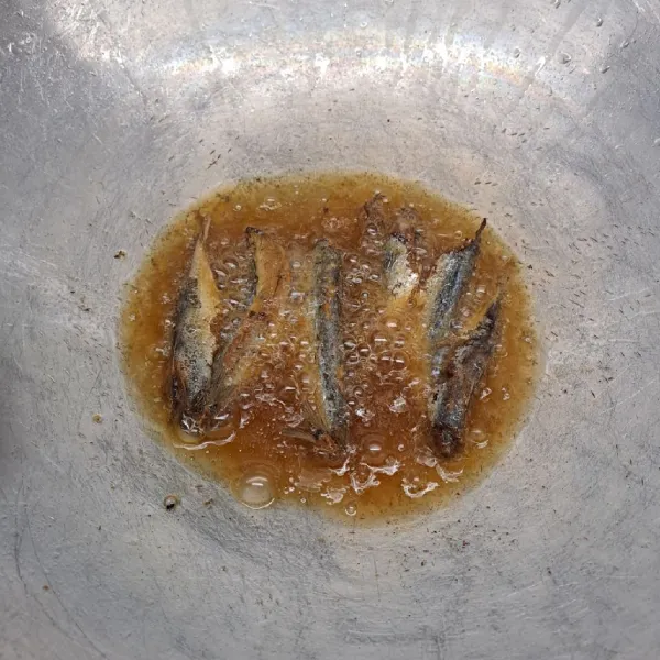 Goreng ikan asin klotok sampai matang. Angkat dan sisihkan.