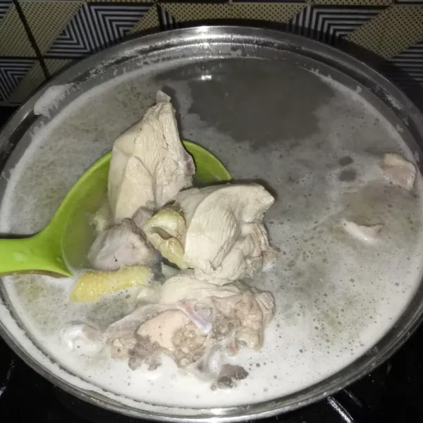 Lalu masukkan ayam ke dalam panci berisi rebusan air.