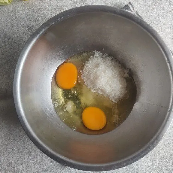 Siapkan mangkuk, masukkan gula dan juga telur kemudian aduk rata dengan whisk hingga gula larut.