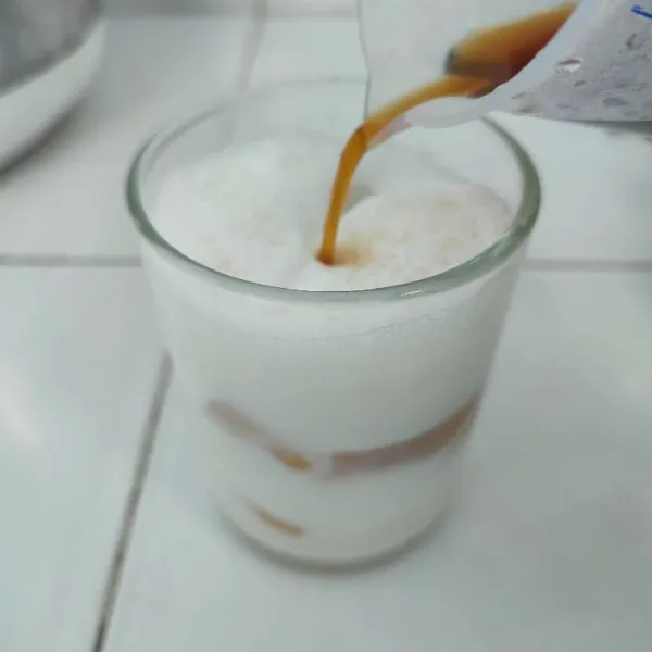 Tuang larutan kopi diatasnya. Aduk rata dan sajikan dingin.