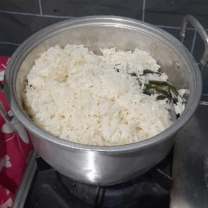 Panaskan kukusan lalu masukkan beras ketan yang sudah di rendam sebelumnya bersama dengan daun pandan,kukus selama 20 menit.