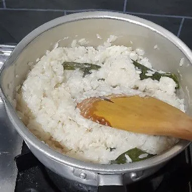 lalu masukkan beras yang sudah di kukus,masak hingga set,lalu panaskan lagi kukusan kemudian kukus lagi ketan hingga matang 25 menit