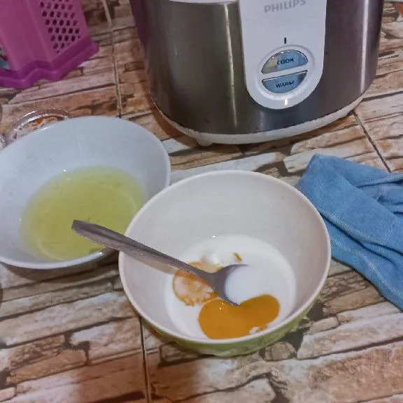 Campurkan 1/2 susu dan kuning telur, aduk rata.