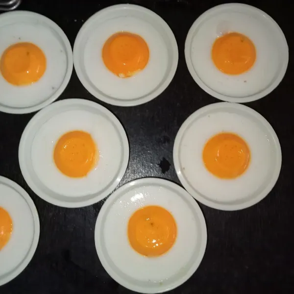 Tuang pudding putih perlahan ke dalam cetakan berisi pudding orange hingga berbentuk seperti telur ceplok, tunggu hingga set lalu siap disajikan. Yummy.