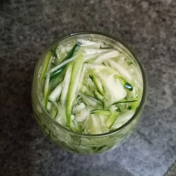 Tuang zucchini ke dalam gelas, beri air.