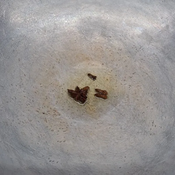 Panaskan minyak goreng, masukkan bunga lawang dan cengkeh dengan api kecil sampai tercium aroma rempah.