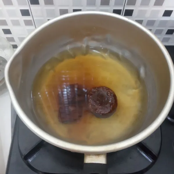 Masak gula merah dengan air 500 ml sampai larut.