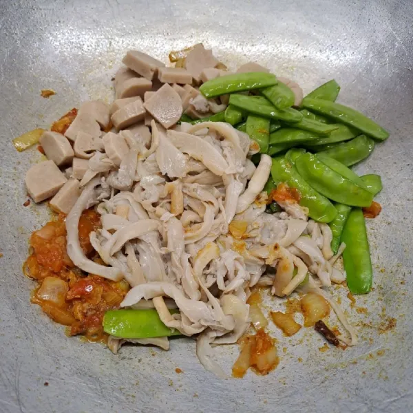 Masukkan jamur tiram, kapri, irisan bakso, dan air. Bumbui garam, kaldu jamur, dan gula pasir. Aduk sampai rata sambil koreksi rasa sesuai selera.