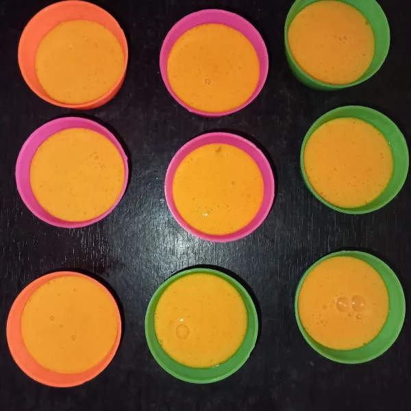 Ambil seperempat bagian puding lalu tambahkan dengan pewarna kuning dan merah supaya menjadi warna orange. Tuang pudding orange ke dalam cetakan cekung, tunggu sampai kaku. Keluarkan pudding dari cetakan lalu tata terbalik pada piring kecil.