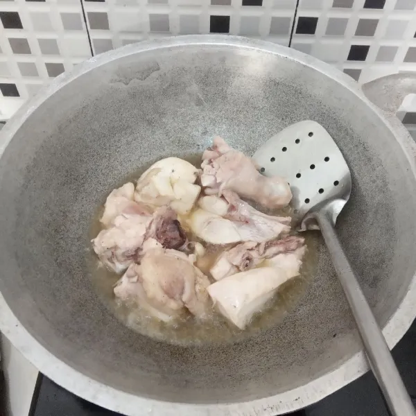 Goreng ayamnya hingga setengah matang.