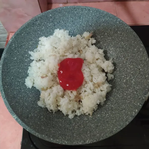 Beri saus tomat merah dan garam, aduk rata.