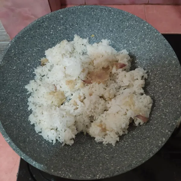 Masukkan nasi dan saus tiram aduk rata.