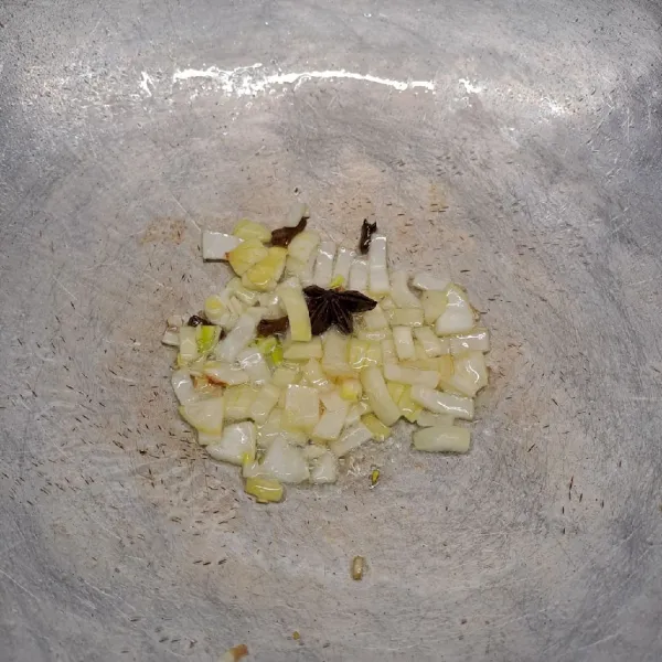 Masukkan irisan bawang bombay, tumis sampai layu dan harum.