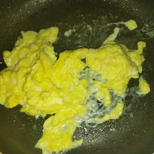 Panaskan 1 sdt minyak goreng lalu goreng telur dan langsung aduk-aduk, jika sudah matang angkat, dan jangan goreng telur terlalu matang/kering.