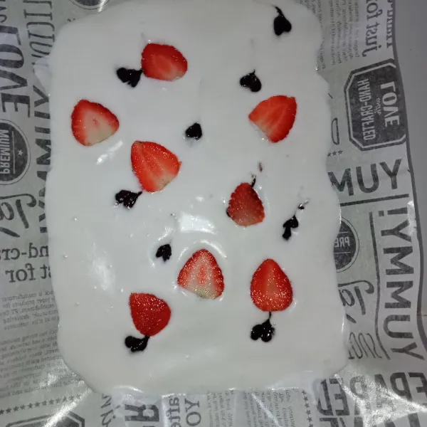 Tambahkan cokelat leleh dan bentuk seperti hati, tambahkan strawberry tata sesuai selera.