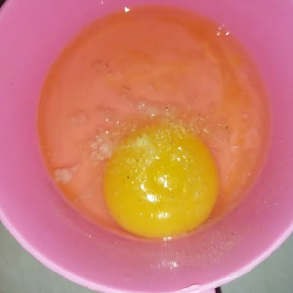 Siapkan telur lalu masukkan lada bubuk dan garam, kemudian kocok lepas.