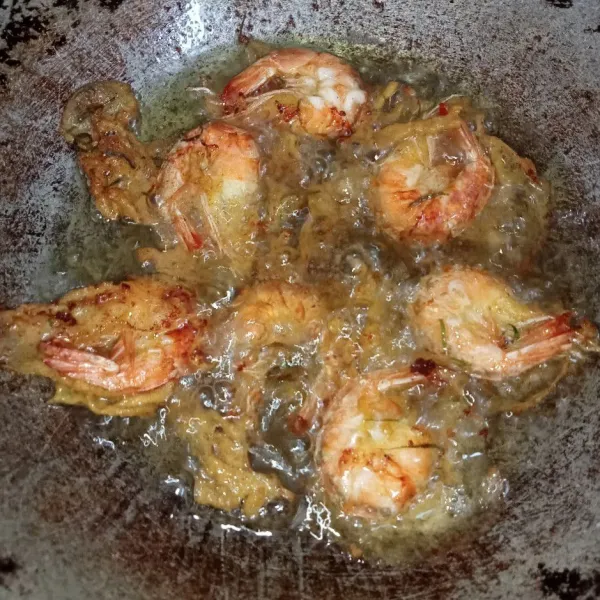 Panaskan minyak lalu goreng udang satu persatu hingga kering. Angkat, tiriskan dan sajikan. Yummy.