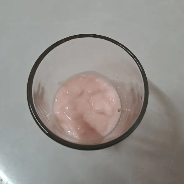 Ambil gelas saji, kemudian beri ½ bagian yogurt squeeze.