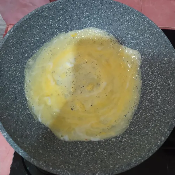 Kocok telur, susu, dan garam lalu buat menjadi dua buah dadar yang tipis.