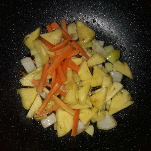 Masukkan wortel dan nanas. Tumis sampai layu.
