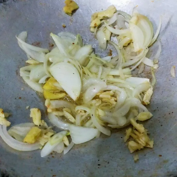 Panaskan minyak goreng kemudian tumis bawang putih, bawang bombay dan jahe hingga harum.