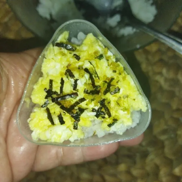 Tata scramble egg dan nori tabur secukupnya di atas nasi .