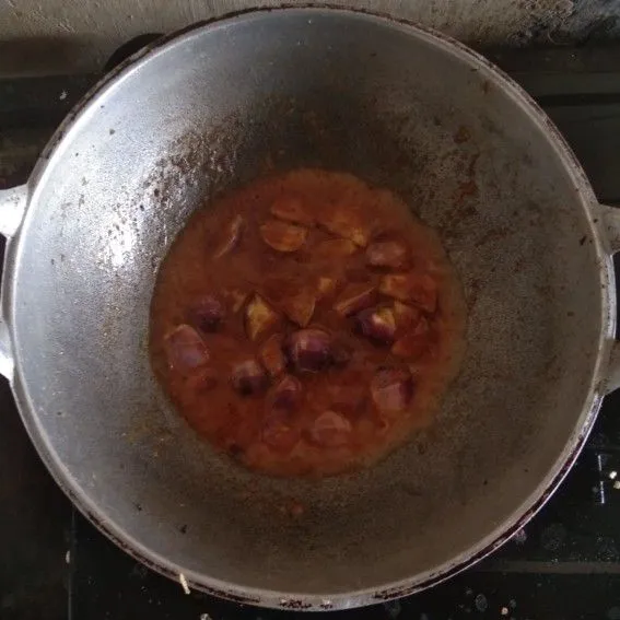 Tambahkan santan, aduk-aduk. Tunggu hingga matang dan kadar air pada sambel goreng terong menyusut.