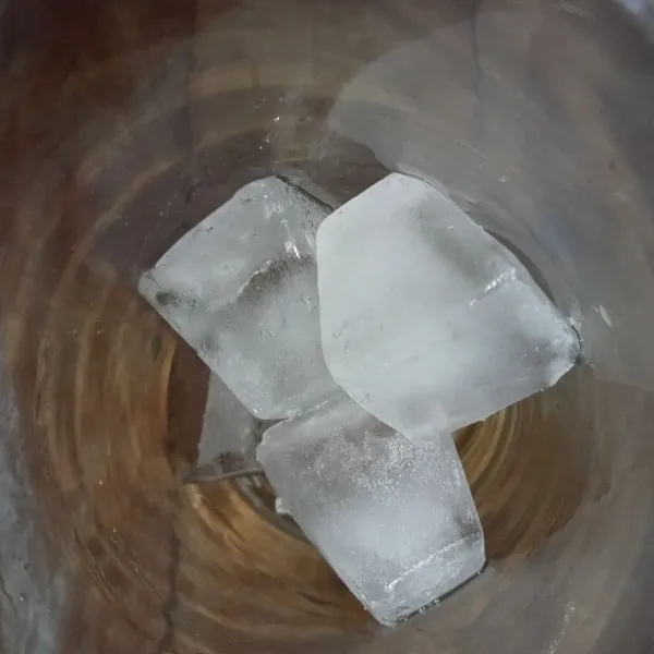 Masukkan es batu ke dalam gelas lalu tuang jus ke dalam gelas. Sajikan.