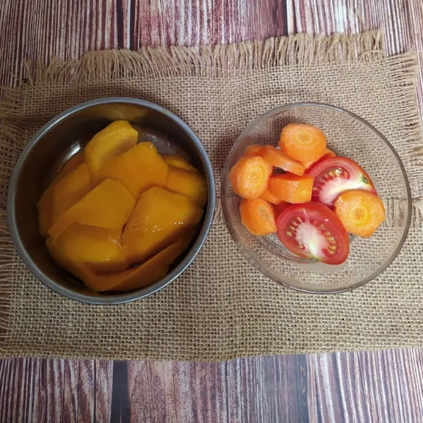 Potong-potong mangga, wortel, dan tomat.