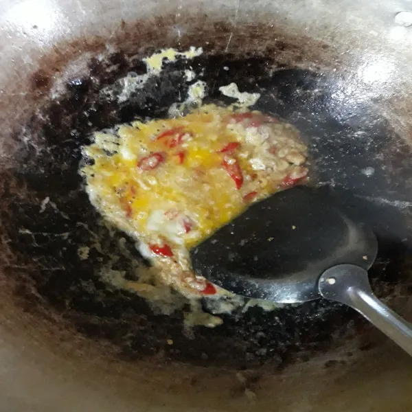 Tambahkan telur, aduk dan buat orek. Beri kecap asin, kaldu, lada dan garam serta serai geprek.