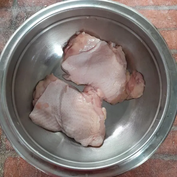 Tiriskan ayam, lap dengan tisu dapur.