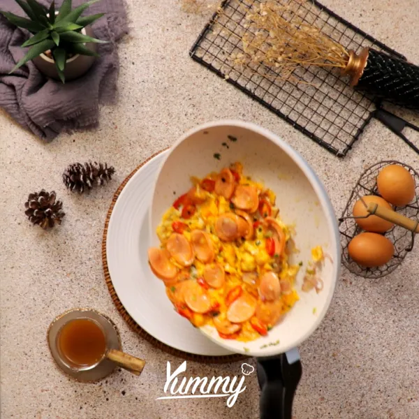 Siapkan nasi panas di atas piring saji atau mangkuk, taruh telur di atasnya dan siramkan saus. Nasi Telur Hong Kong siap untuk disajikan.