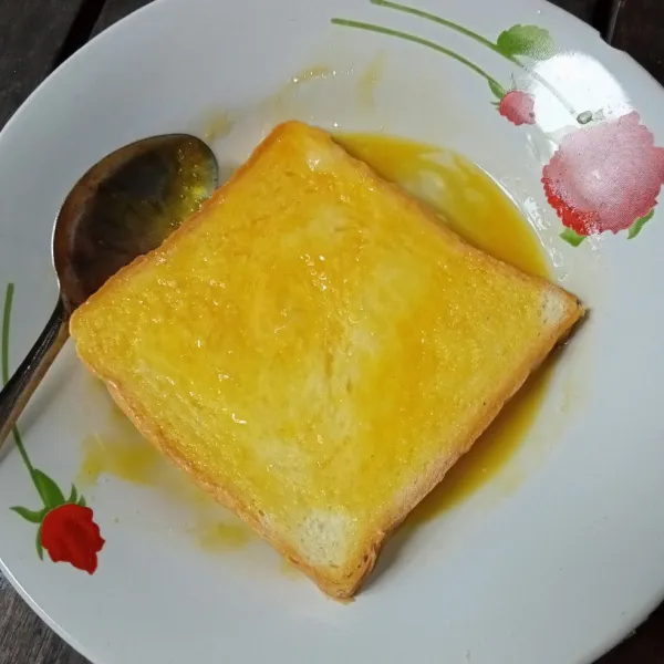 Celupkan roti tawar ke dalam telur sampai merata.