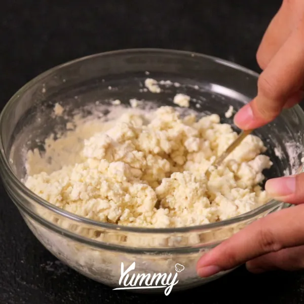 Siapkan mangkuk berisi tahu, lalu hancurkan dengan garpu, kemudian tambahkan tepung dan putih telur, aduk hingga merata.