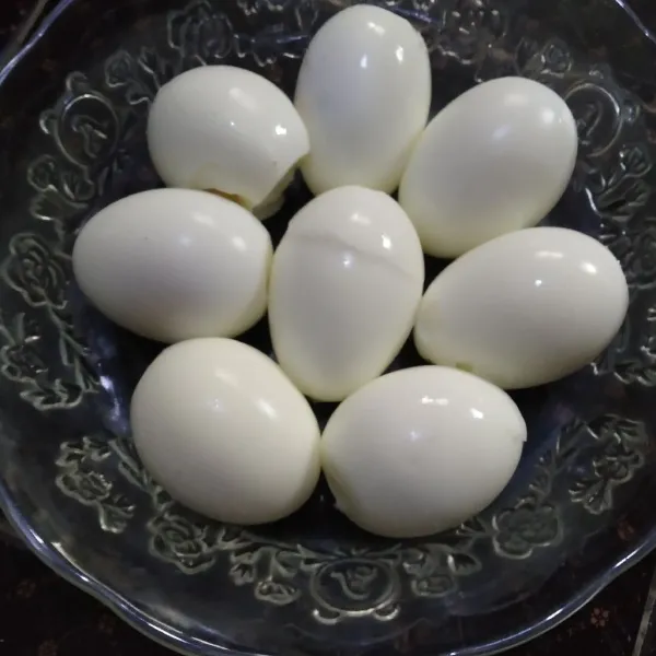 Rebus telur hingga matang, kemudian kupas kulitnya.