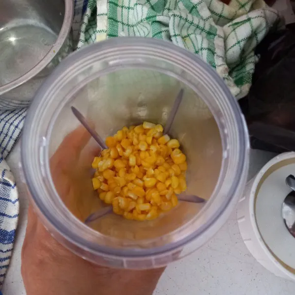 Masukkan jagung dalam wadah blender.