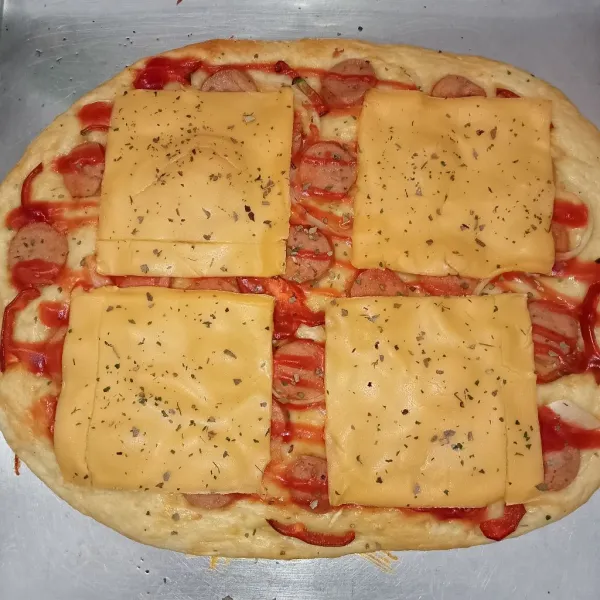 Panaskan oven kemudian masukkan loyang pizza dan panggang pizza selama 25 menit dengan suhu 170°C api atas bawah hingga matang sempurna. Keluarkan dari oven, lalu tunggu suhu panas berkurang kemudian potong pizza sesuai selera dan siap disajikan. Yummy.