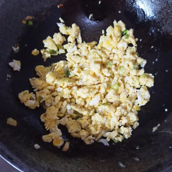 Orak-arik telur, lalu beri garam, kaldu jamur, dan gula pasir. Cicipi rasanya dan matikan kompor, kemudian biarkan dingin.