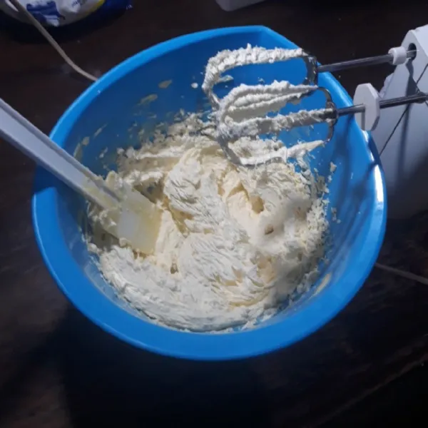 Mixer gula dan margarin dengan kecepatan tinggi selama 2 menit.