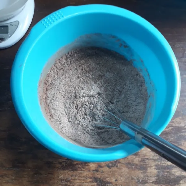 Campurkan coklat bubuk, terigu, gula, garam dan baking powder, aduk rata.