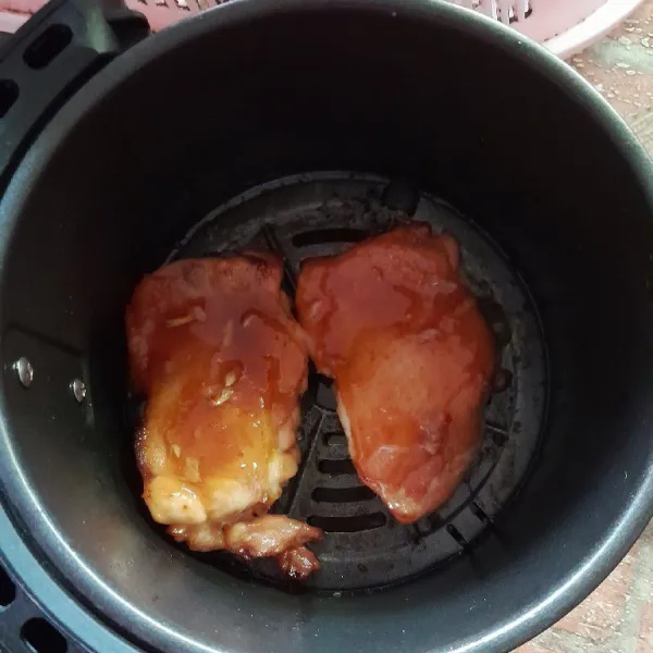 Olesi ayam dengan sisa bumbu, panggang kembali selama 10 menit.
