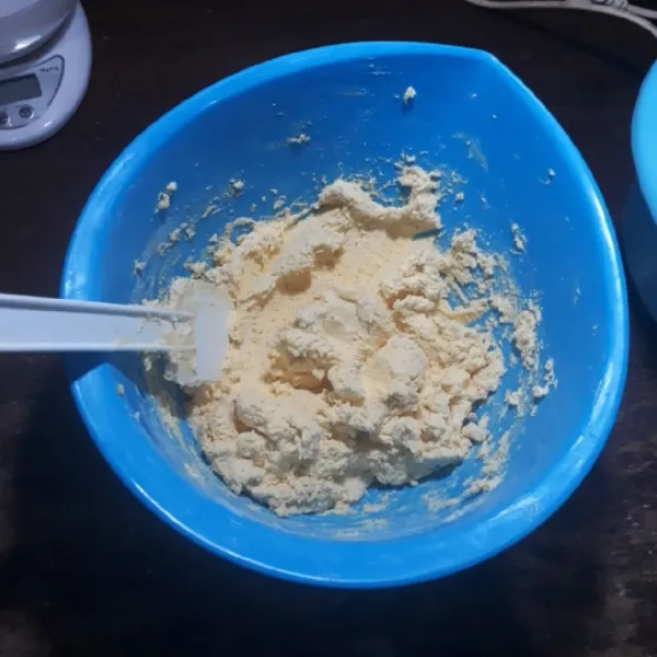 Tambahkan tepung terigu dan tepung maizena yang sudah diayak, aduk rata dengan spatula.
